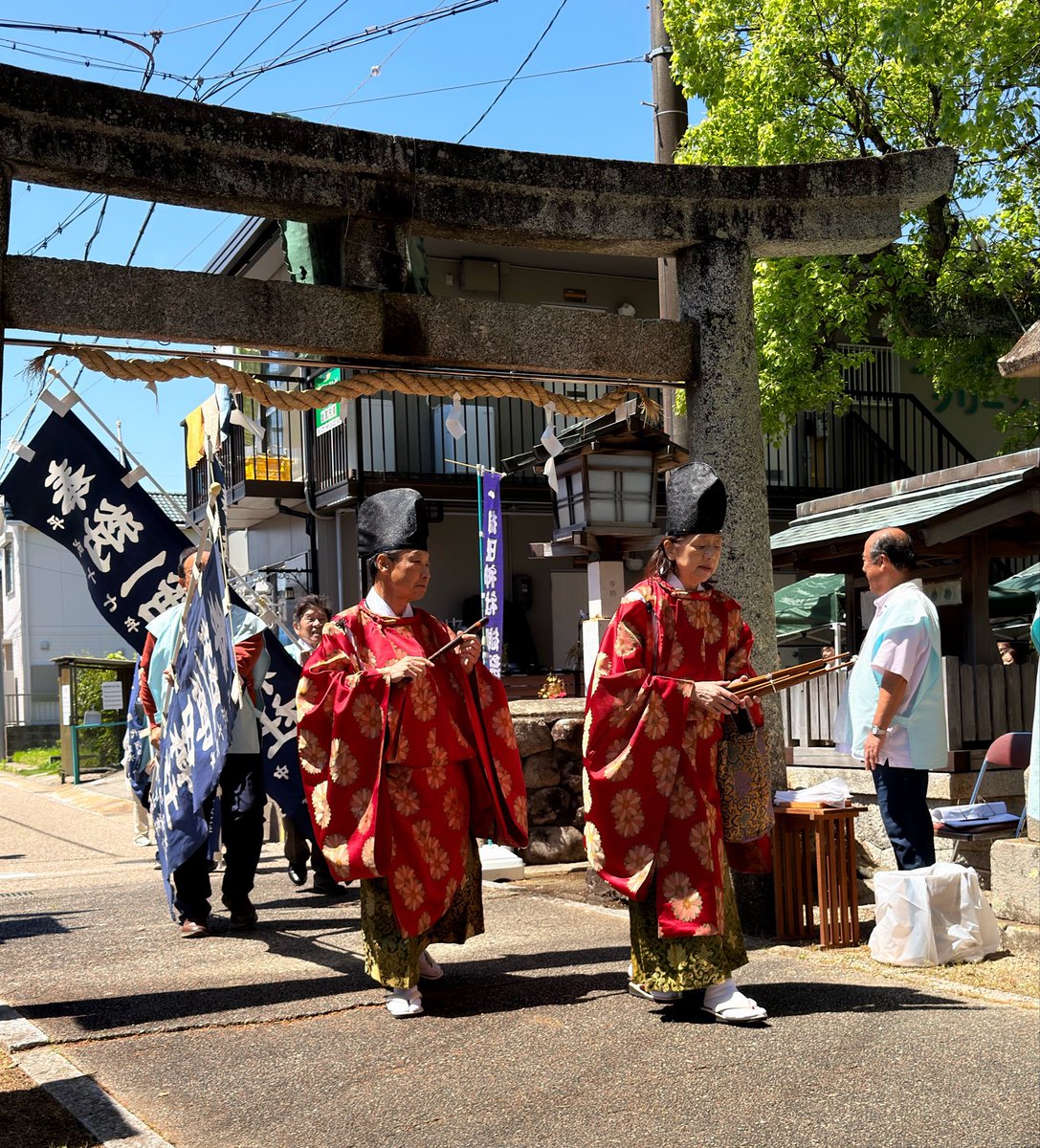 eisukeoooka's tweet photo. 本日は一御田神社の春の大祭、お田植神事。
風も清々しく晴天に恵まれました。毎年、雅楽の笙と龍笛を担当してる黒部夫妻。冷えると笙を温めては演奏します。 https://t.co/Ulh6wO6u4B