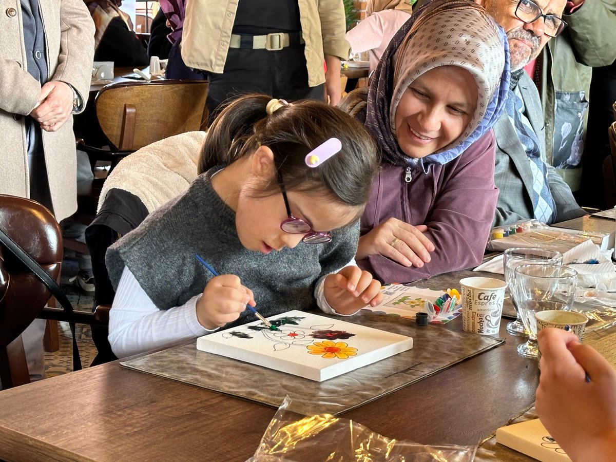 TC_Ladik's tweet photo. Kaymakamımız Sn. Tuğçe ORHAN, Samsun Valiliği himayelerinde ve Aile ve Sosyal Hiz. İl Müd. koordinesinde yürütülen “Gönülden İlk Kıvılcım-Engelleri Birlikte Aydınlatalım” projesi kapsamında,ilçemizde düzenlenen programa katıldı ve programda boyanan tuvaller annelere hediye edildi https://t.co/n4IhrDjfdq