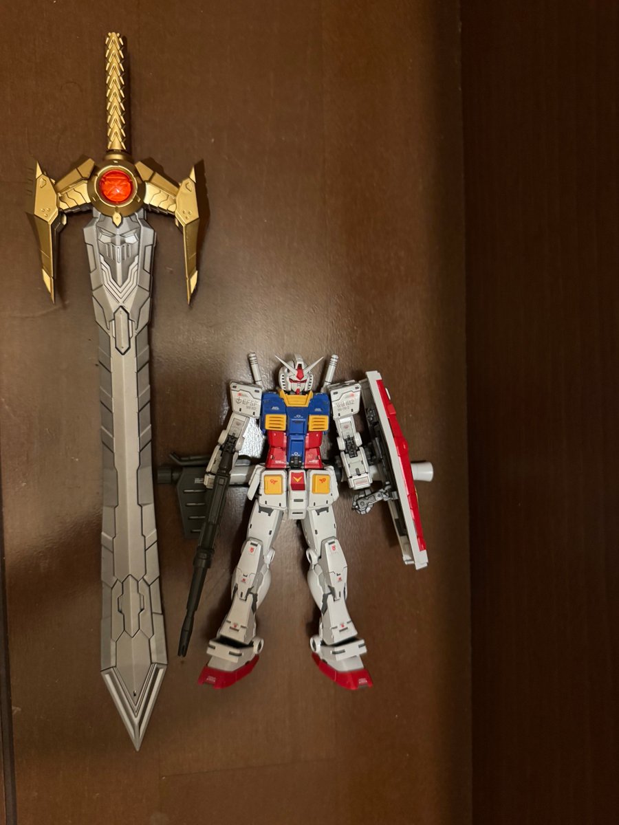 Dukehiko's tweet photo. マジンカイザー完成！！

スケール感最高　羽広げると凄いことになりw
剣のデカさでRGガンダムを軽く凌駕w

それでいて金属フレーム使用だから安定感はあり
コストもそこまで高くない　満足でした。

ただ、所々の合わせ目のキツさと尖り具合が大変で
したが..... https://t.co/uWh2zMffRf