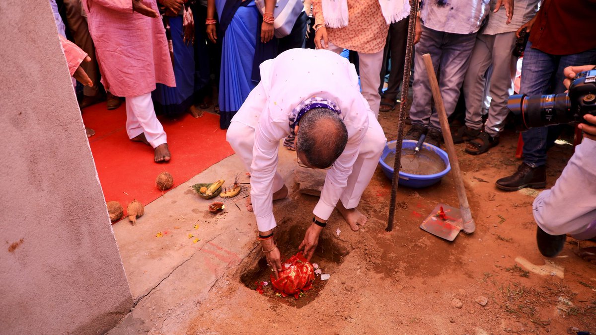dpradhanbjp's tweet photo. ରେଢଖୋଲ ନିର୍ବାଚନମଣ୍ଡଳୀର ବିକାଶ ପାଇଁ ପ୍ରାୟ ୧୯୪ କୋଟି ଟଙ୍କାର ୪୮ଟି ବିକାଶମୂଳକ ପ୍ରକଳ୍ପର ଉଦଘାଟନ ଓ ଶିଳାନ୍ୟାସ କାର୍ଯ୍ୟକ୍ରମରେ ଯୋଗଦେଲି । ଏହି ଅବସରରେ ଜନସାଧାରଣଙ୍କୁ ସରକାରୀ ଯୋଜନା ହସ୍ତାନ୍ତରଣ କରି ଆନନ୍ଦିତ । ଆଜି ଶୁଭାରମ୍ଭ ହୋଇଥିବା ପ୍ରକଳ୍ପଗୁଡ଼ିକ ଅଞ୍ଚଳର ସାମାଜିକ ଓ ଆର୍ଥିକ ବ୍ୟବସ୍ଥାକୁ ସୁଦୃଢ଼ କରିବା ସହ ଲୋକଙ୍କ ଜୀବନଶୈଳୀରେ ଉନ୍ନତି ଆଣିବ ।