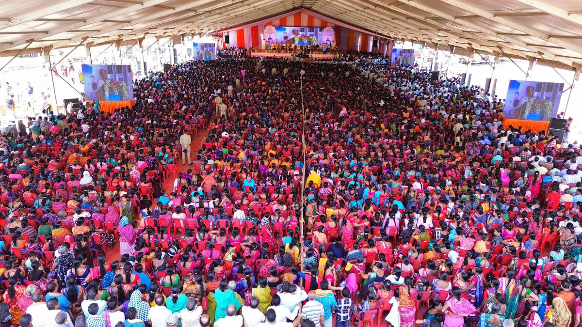dpradhanbjp's tweet photo. ରେଢଖୋଲ ନିର୍ବାଚନମଣ୍ଡଳୀର ବିକାଶ ପାଇଁ ପ୍ରାୟ ୧୯୪ କୋଟି ଟଙ୍କାର ୪୮ଟି ବିକାଶମୂଳକ ପ୍ରକଳ୍ପର ଉଦଘାଟନ ଓ ଶିଳାନ୍ୟାସ କାର୍ଯ୍ୟକ୍ରମରେ ଯୋଗଦେଲି । ଏହି ଅବସରରେ ଜନସାଧାରଣଙ୍କୁ ସରକାରୀ ଯୋଜନା ହସ୍ତାନ୍ତରଣ କରି ଆନନ୍ଦିତ । ଆଜି ଶୁଭାରମ୍ଭ ହୋଇଥିବା ପ୍ରକଳ୍ପଗୁଡ଼ିକ ଅଞ୍ଚଳର ସାମାଜିକ ଓ ଆର୍ଥିକ ବ୍ୟବସ୍ଥାକୁ ସୁଦୃଢ଼ କରିବା ସହ ଲୋକଙ୍କ ଜୀବନଶୈଳୀରେ ଉନ୍ନତି ଆଣିବ ।