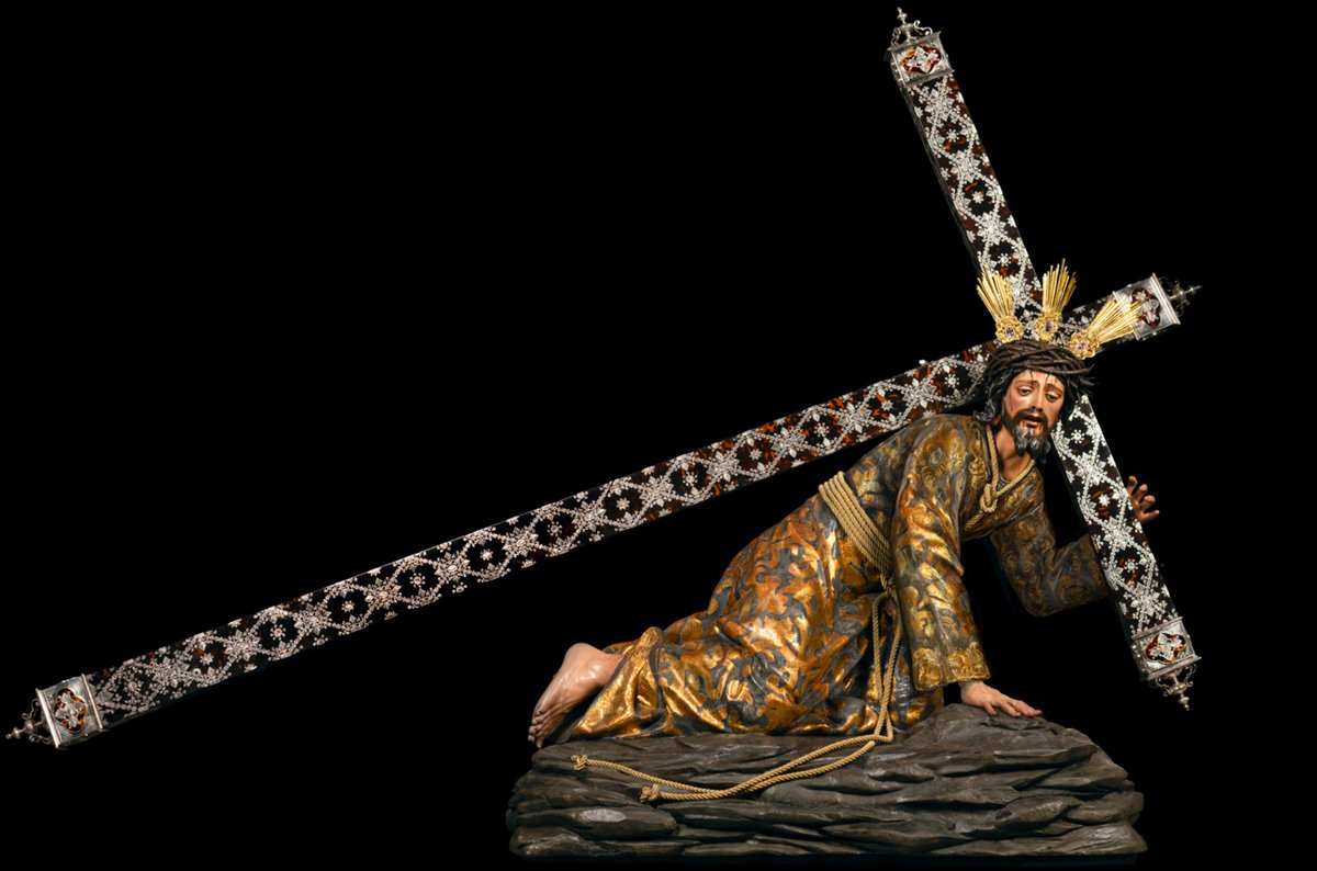 elllamadorcsr's tweet photo. Reconstrucción virtual realizada por el escultor @fernandojaguado que aparece en el libro "Nuestro Padre Jesús de las Penas. Patrimonio y Devoción" editado por la Hermandad de @LasPenas_ dentro de los actos del 150 aniversario fundacional.  
En el libro se indica: ""Imagen de la reconstrucción virtual realizada por el restaurador Fernando Aguado del hipotético estado primitivo de la talla del Señor con la túnica antes de ser mutilada para convertirla en imagen de vestir. Esta reconstrucción se realiza en base a estudios morfológicos y rasgos estilísticos de la talla, decoración y acabado presente en el resto de la túnica conservada y restaurada, no teniendo documentación gráfica alguna del estado original y por tanto no se trata de una reconstrucción gráfica con rigor histórico. Él objeto de la presentación de esta reconstrucción virtual es la de hacer más comprensible al lector el conjunto de la imagen del Señor en su concepción inicial, no siendo en ningún caso base para el retallado de las zonas mutiladas creando falsos históricos contrarios a los criterios establecidos en las cartas de restauración. Con la presentación de esta imagen virtual de la reconstrucción se puede hacer más comprensible la comparación con la situación real de la actualidad, situación que no se verá alterada en ningún caso ni desde la hermandad se pretende modificar en modo alguno"