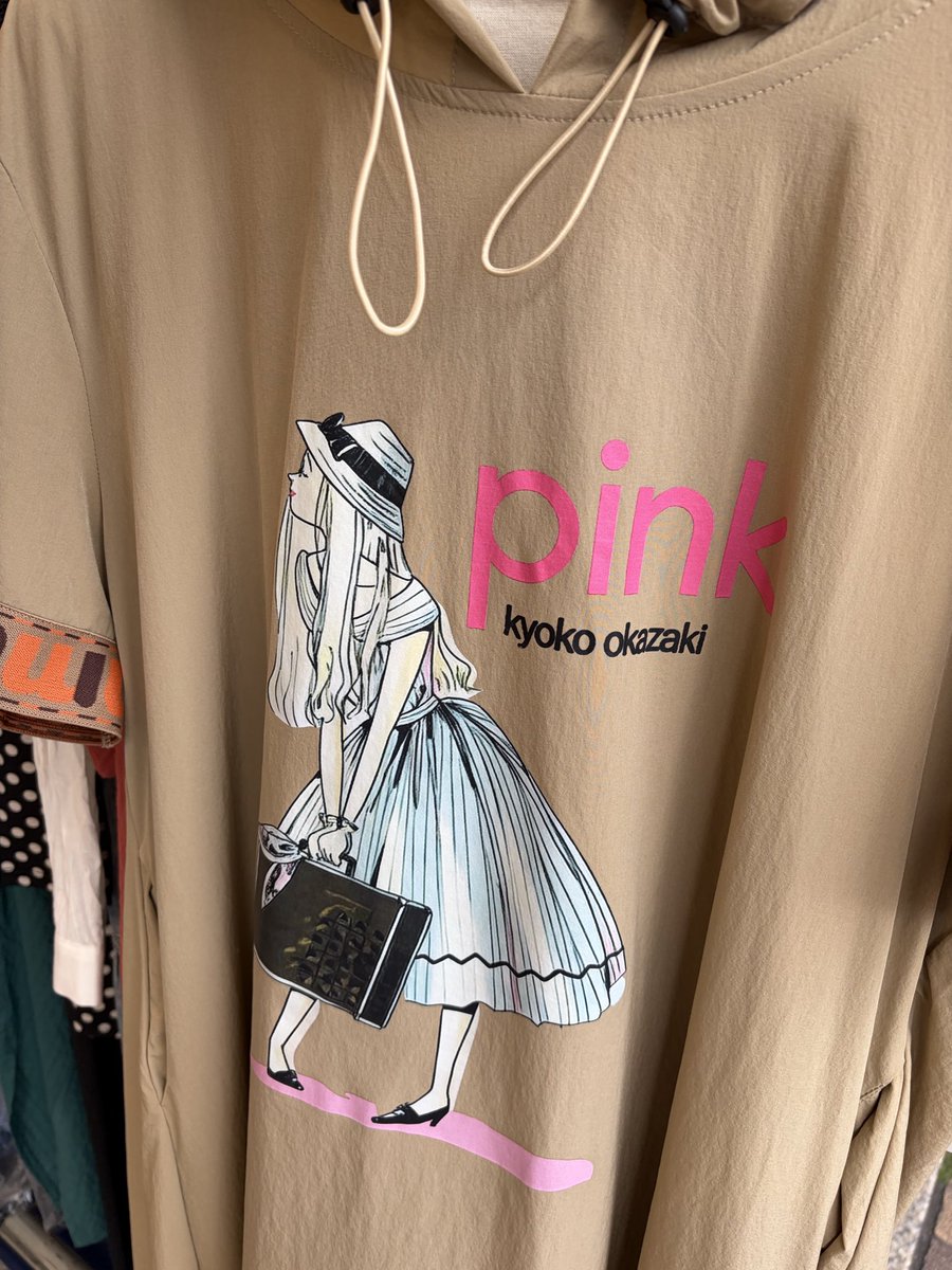 スーパーの前に出てる、おばさま方が行くような服屋に？！ ていうか本物？