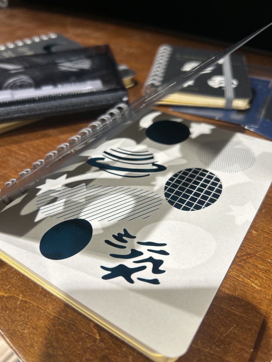 smith_machida's tweet photo. 新商品「メルタ」の直営店限定アイテムが入荷しています！
直営店限定のロルバーン ポケット付メモは、宇宙がモチーフの表紙デザイン。
下紙にはメタリックの箔押しが施されており、クラフト感のある型抜きが楽しめるアイテムです。

#ロルバーン #delfonics https://t.co/mzpfsncrbZ