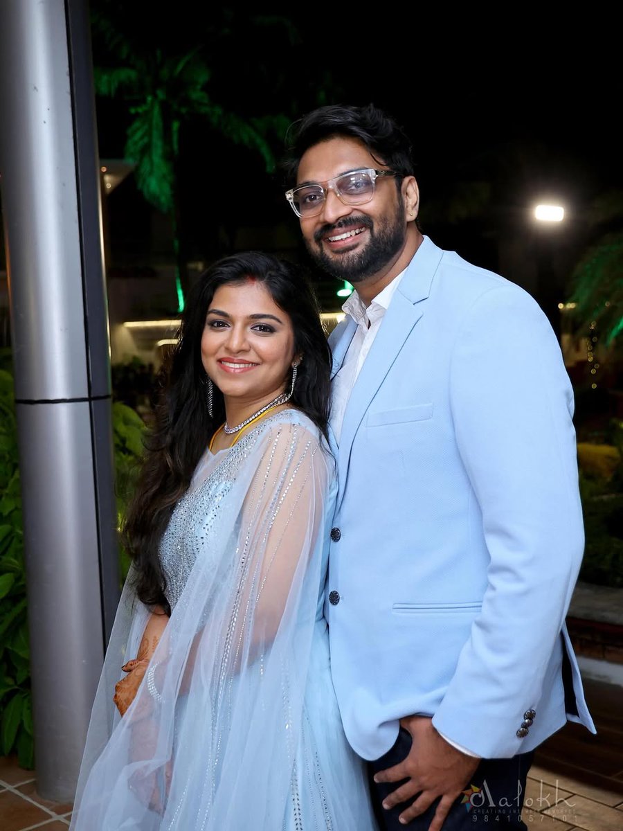 filmistreet's tweet photo. Actress #RaveenaRavi Weds Director #Devan ❣️🎥🌹
#SreejaRavi Daughter 👸🏻
Congratz.. Happy married life @raveena116 🌹❣️👸🏻 https://t.co/ardSTOx8FC