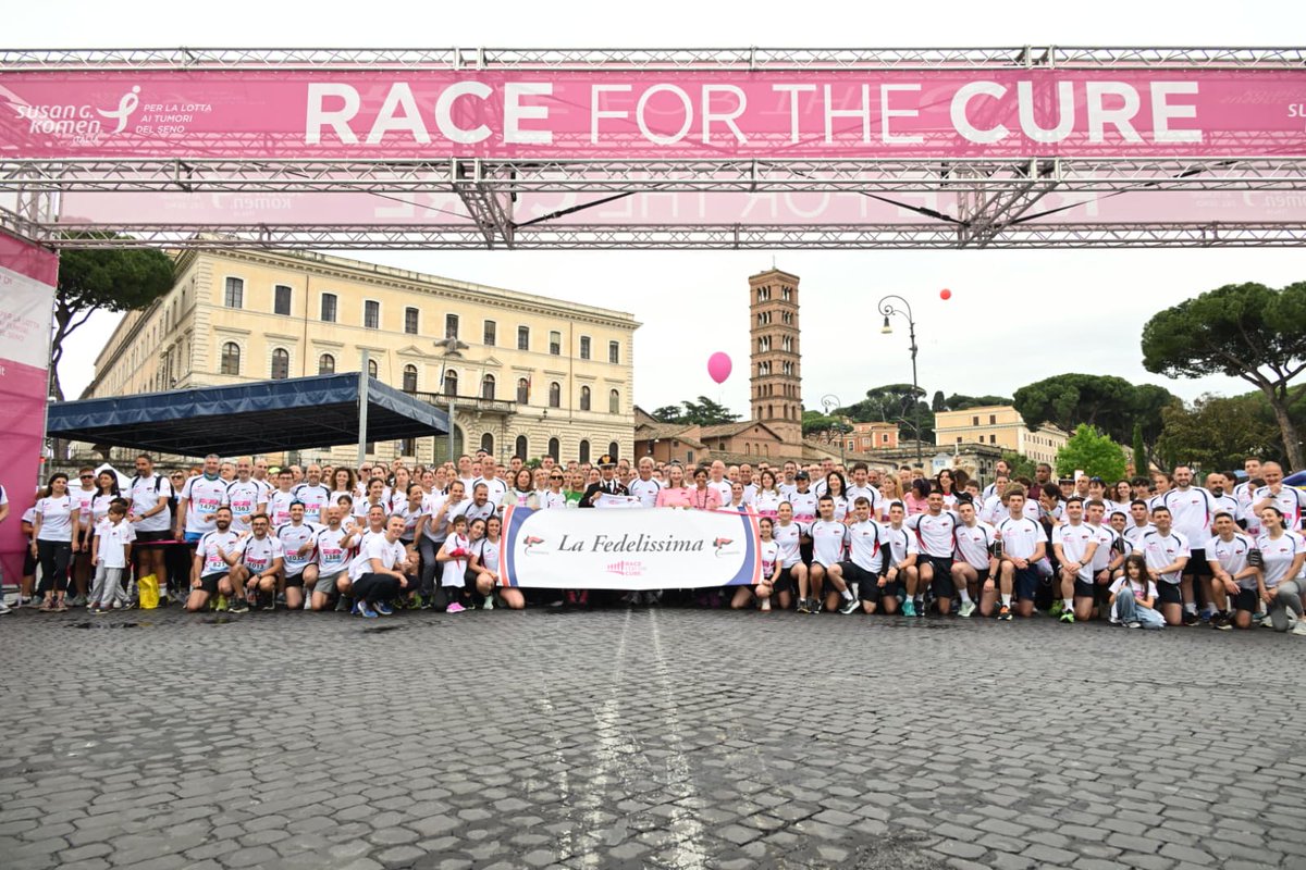 _Carabinieri_'s tweet photo. Grande entusiasmo alla #raceforthecure,  l'evento benefico per la lotta contro i tumori del seno. L'Arma dei #Carabinieri partecipa con la squadra "La Fedelissima", salutata alla partenza dal Comandante Generale Salvatore Luongo

@komenitalia https://t.co/lXHPaiDhMj