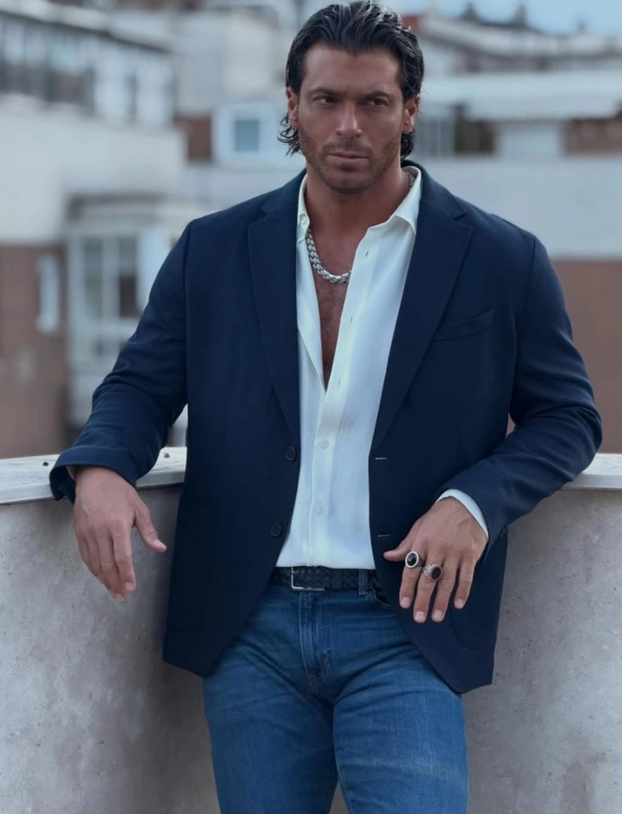 Lo suyo no es solo atractivo fisico, lo suyo es una falta de consideración hacia el resto de los mortales ❤️😉🔥

#CanYaman💋