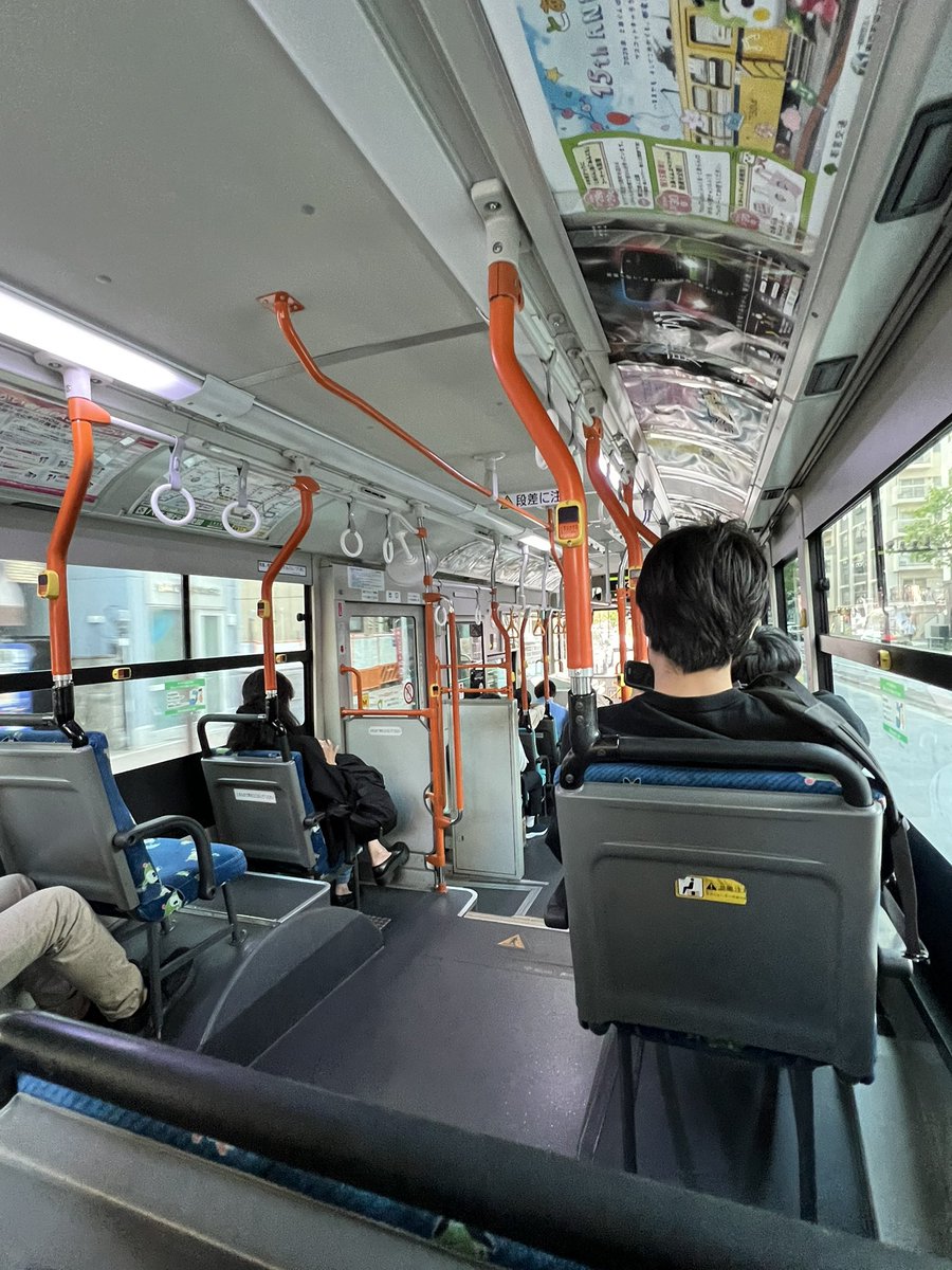 戸締め機械バスに付いてるやつ 東京で初めてバスに乗りました。 入り口が違うから戸惑ったけど、乗っ