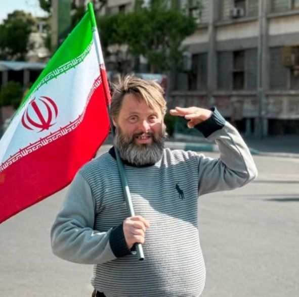 فقط یک کروموزوم بیشتر از وطن فروشا داره و هزارن هزار برابر اونا شرف داره!