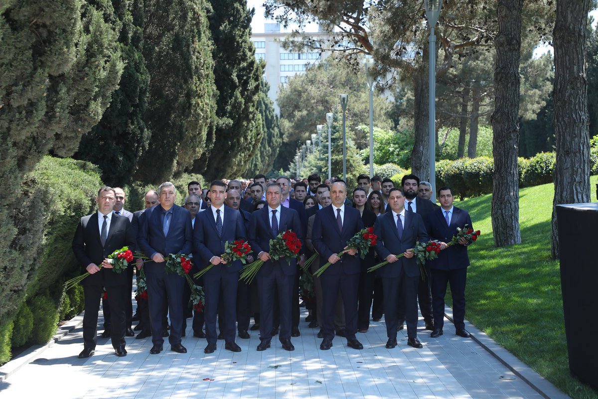 AzerbaijanSTA's tweet photo. DTA kollektivi və turizm sənayesi nümayəndələri Ümummilli lider Heydər Əliyevin anadan olmasının 103-cü ildönümü ilə əlaqədar əziz xatirəsini dərin ehtiramla yad ediblər, həmçinin görkəmli oftalmoloq-alim, akademik Zərifə xanım Əliyevanın məzarı üzərinə gül dəstələri qoyublar. https://t.co/isiDO0Tder