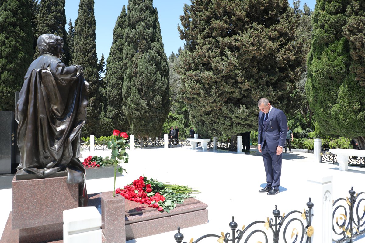 AzerbaijanSTA's tweet photo. DTA kollektivi və turizm sənayesi nümayəndələri Ümummilli lider Heydər Əliyevin anadan olmasının 103-cü ildönümü ilə əlaqədar əziz xatirəsini dərin ehtiramla yad ediblər, həmçinin görkəmli oftalmoloq-alim, akademik Zərifə xanım Əliyevanın məzarı üzərinə gül dəstələri qoyublar. https://t.co/isiDO0Tder