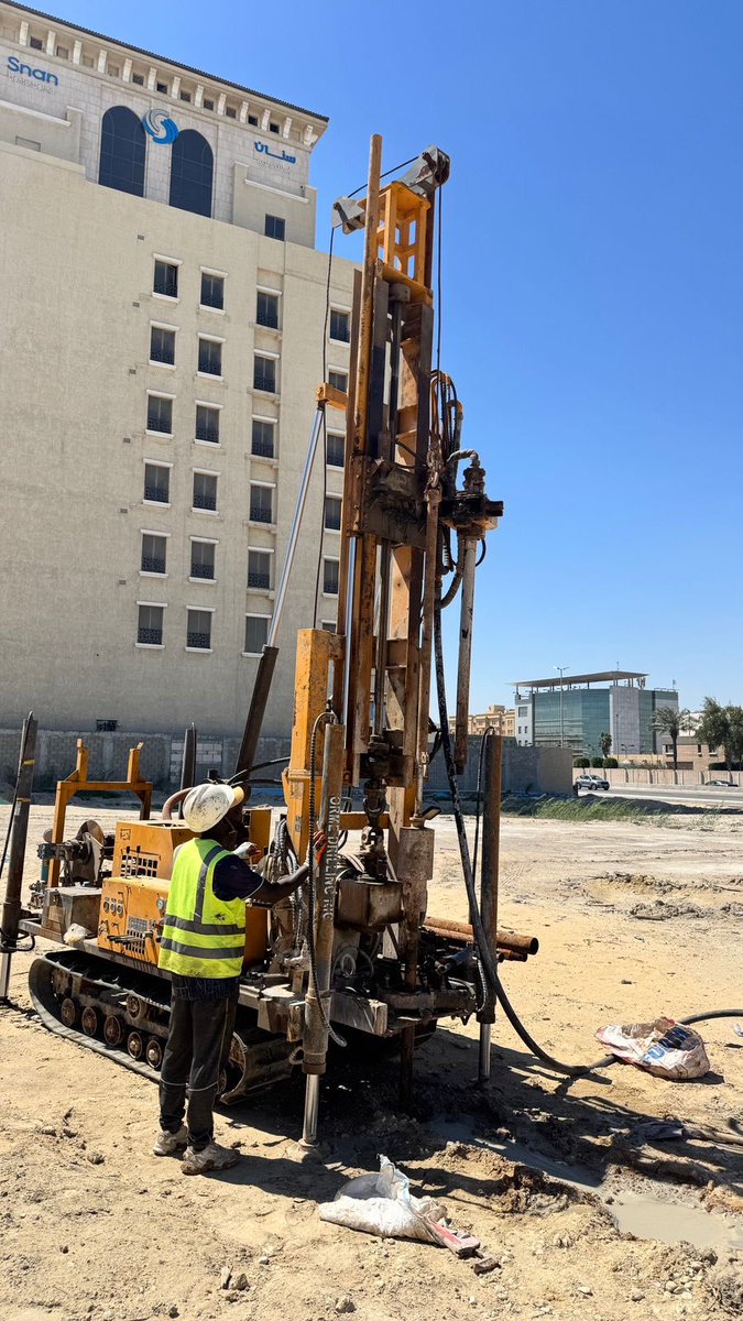 Najdlaboratory's tweet photo. 📍 تنفيذ أعمال الجسات واختبارات التربة بالموقع بأحدث المعدات والكفاءات الفنية، لضمان دقة النتائج وجودة التنفيذ قبل بدء الأعمال الإنشائية

#جسات_تربة #اختبارات_تربة #مختبر_مواد #مختبر_تربة #اسفلت #هندسة_مدنية #فحص_تربة #مشاريع #مقاولات #السعودية https://t.co/75iR0qL3su