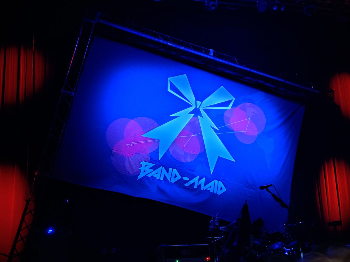 AriMetal15's tweet photo. BAND-MAIDライブ！ THE DAY OF MAID(メイドの日)🤘
激しいライブも楽しいけど、バンメの平和で安全なライブは年寄りにはピッタリかも？www
でも曲や演奏は激しいのでライブ自体は凄く楽しい！😆
#bandmaid https://t.co/Y42hC8JGd0