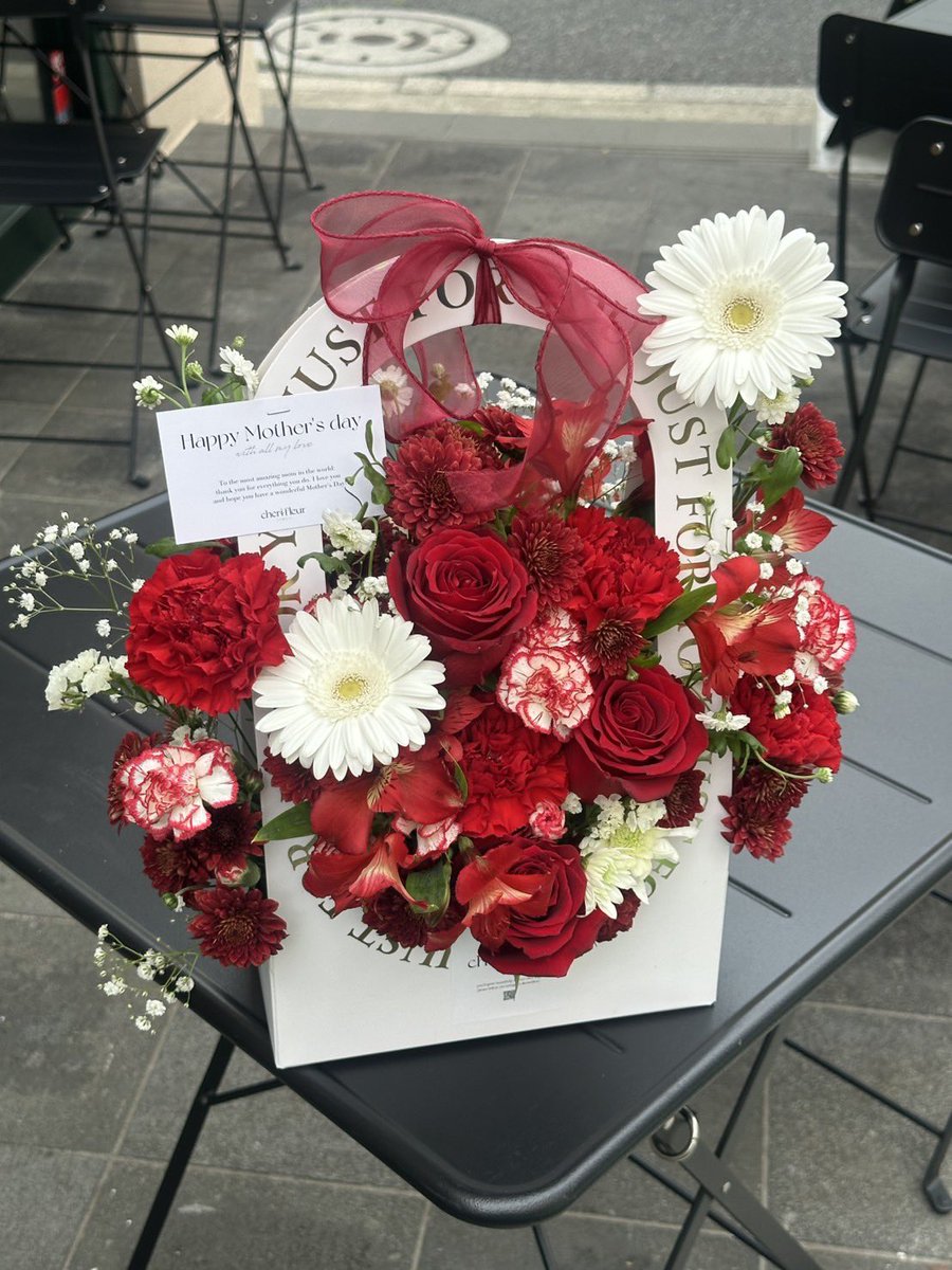 母の日にオーダーしたお花がさすがに可愛すぎて母も私も大満足🌹