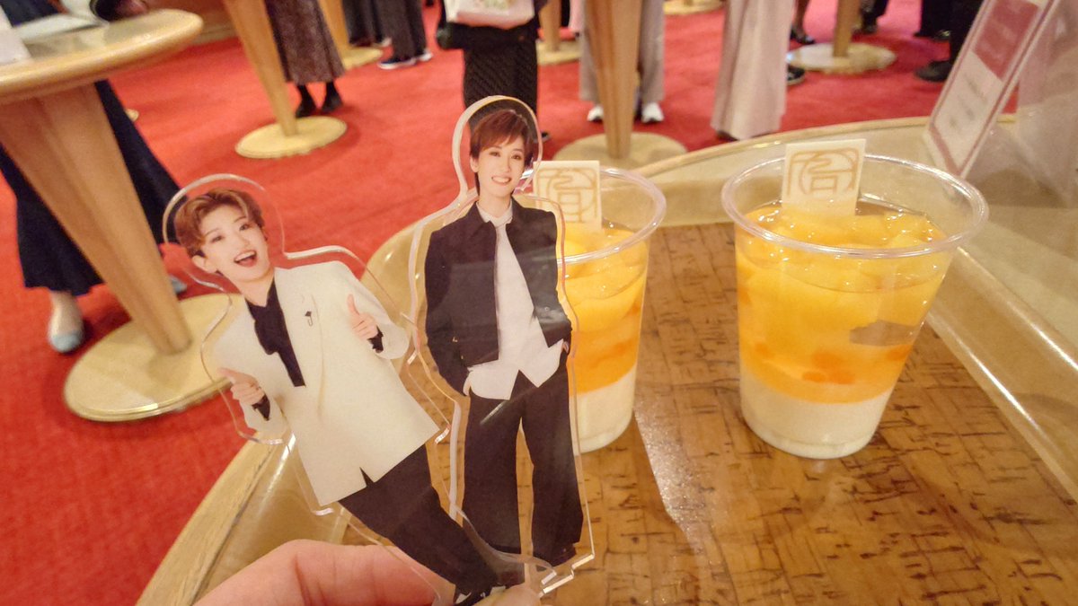 a_naamelo's tweet photo. キューピーの貸切公演の母の日スペシャルが当たったので、お母様と月組行ってきたー！お芝居のあみちゃんのお衣装が大好きなお衣装でHappyでした💓💓💓あとショーの中詰めで突如水樹奈々メドレー始まってびっくりした🤣全部歌えるｗｗｗ https://t.co/37MVnR2vRl