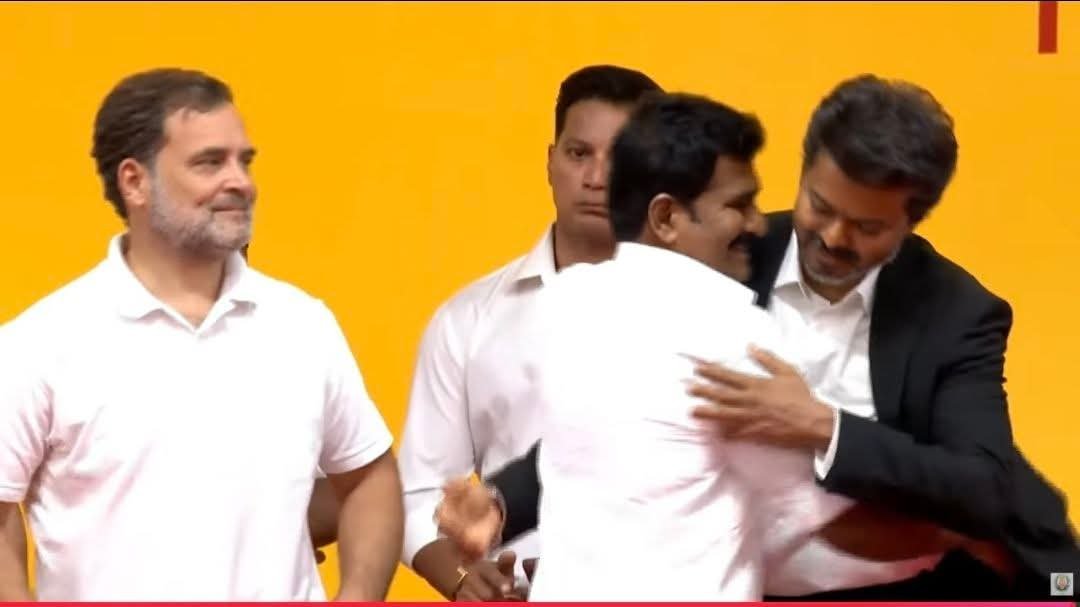 ASHOK_7007's tweet photo. ராகுலை அவரோட மருமகளோடு இணைத்து கொச்சைப்படுத்தி பதிவு போட்ட சங்கிக்கு, கைத்தட்டி வாழ்த்து சொல்கிறார் ராகுல். காங்கிரஸ்காரர்கள் பல் இளிக்கிறார்கள். கருமம்.
#GobackRahul https://t.co/9SGjz8gQHN