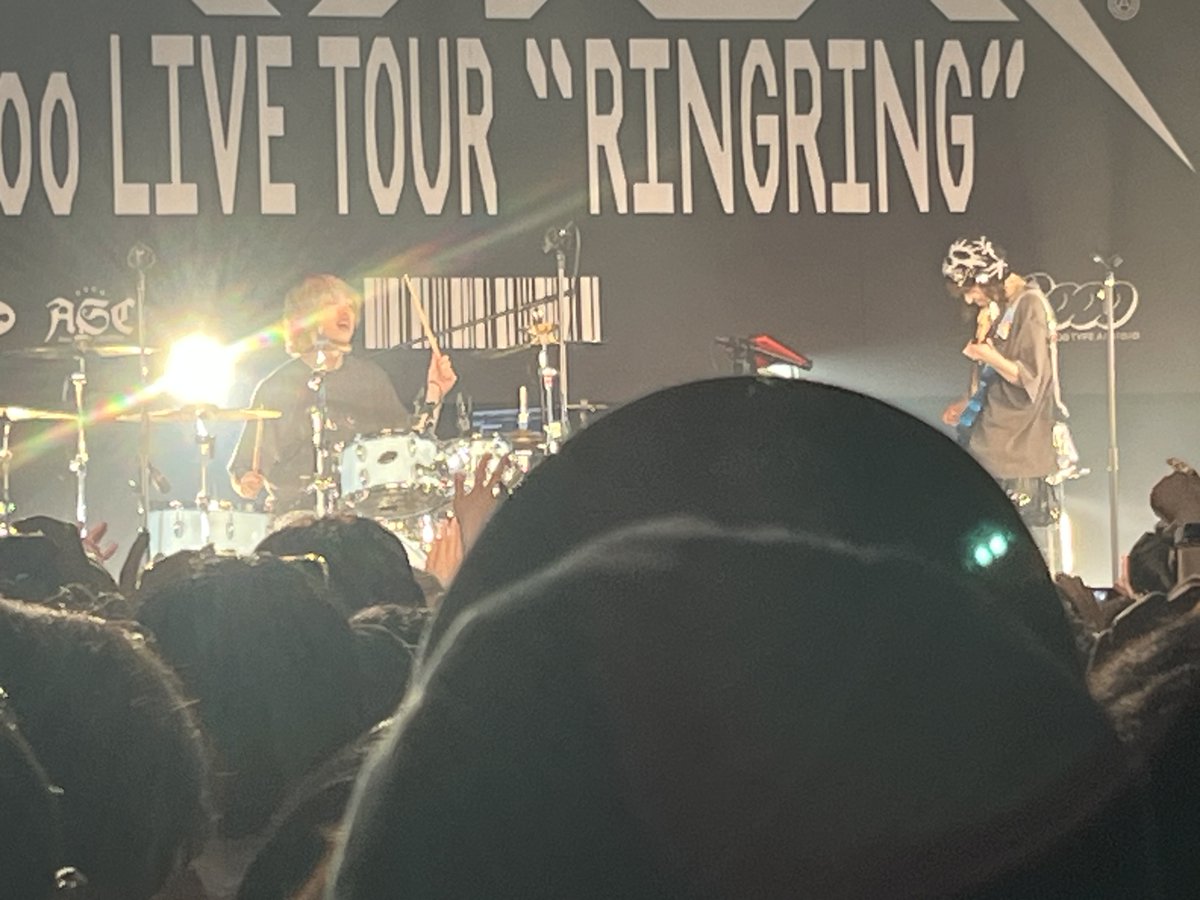 ashrsmnkk's tweet photo. あううう理子ちゃん2回目の凱旋LIVE閉幕。
アンコールで撮可とかやってんのね📱
ブルーライブに青いギターとベースが映えててエモだったな https://t.co/gfhpwtJlRQ