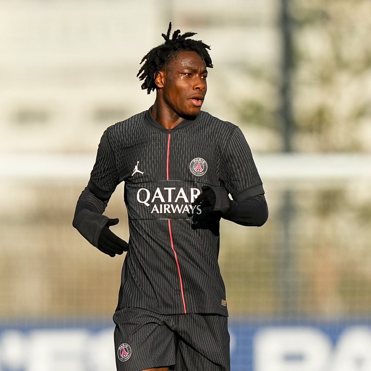 _BeFootball's tweet photo. 🚨 𝗢𝗙𝗙𝗜𝗖𝗜𝗘𝗟 ! David Boly 🇫🇷 (2009) est 𝗗𝗘 𝗥𝗘𝗧𝗢𝗨𝗥 dans le groupe du PSG face à Brest. ❤️💙💎 

On l’avait aperçu en Coupe de France en fin d’année dernière. 

Pour rappel, le Barça suit le titi parisien. https://t.co/M5CHzakiwj