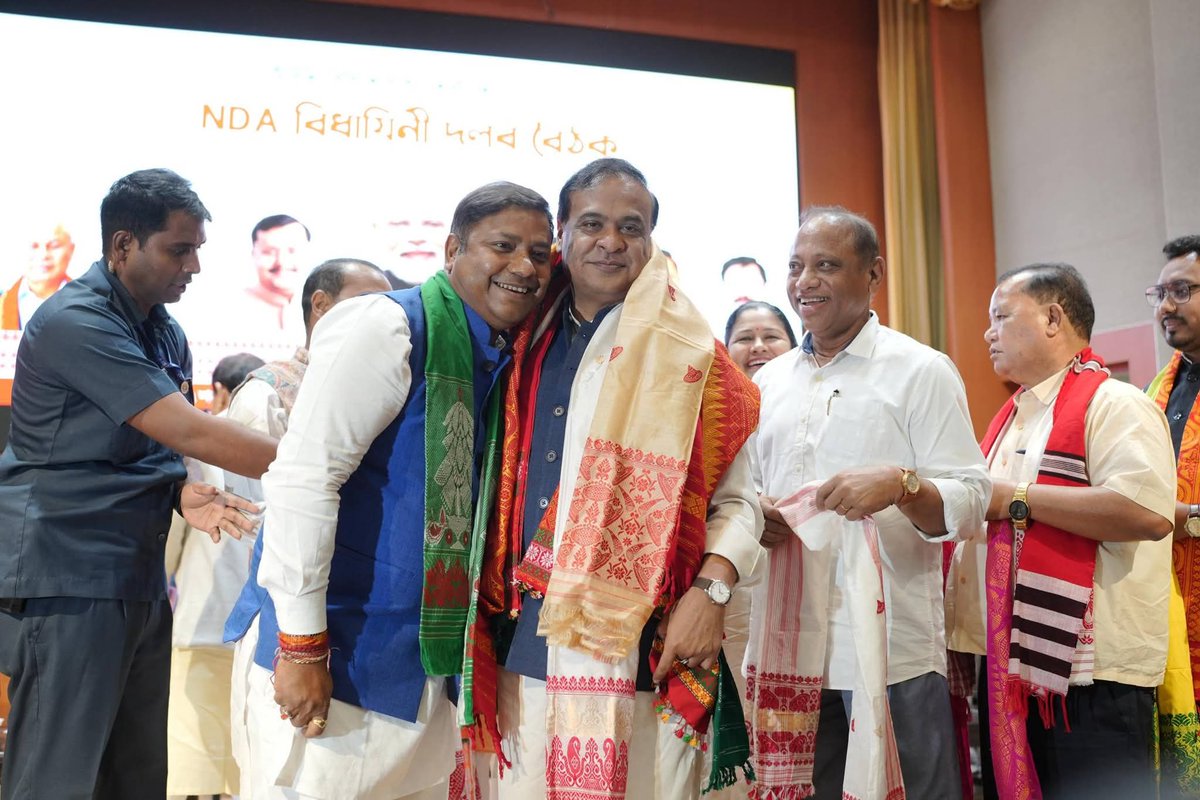 iamBitupon's tweet photo. আজি মিত্ৰদলৰ ভাৰতীয় জনতা পাৰ্টিৰ ৰাজ্যিক কাৰ্যালয়ত এন ডি এ মিত্ৰজোঁটৰ প্ৰথমখন বিধায়িনী দলৰ বৈঠক।
@himantabiswa 
@ATULBORA2  
@Pijush_hazarika 
@drtapandas08 
@CMOfficeAssam https://t.co/SdOJE4CDGL