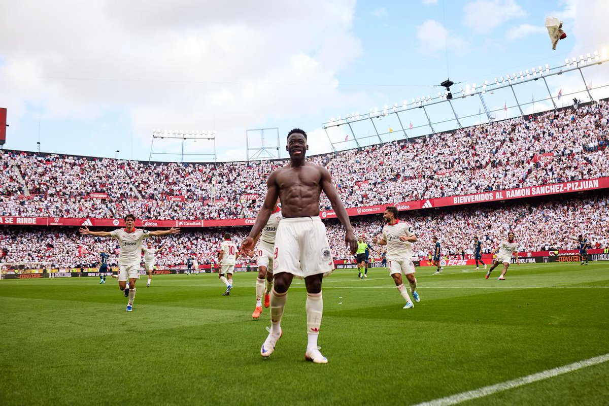 todosevillasfc's tweet photo. ⚪️ He cantado goles en cuartos, semis y finales europeas ante equipos de renombre. De Copa también. Remontadas históricas. Partidos históricos. Pero el de ayer de Akor Adams fue diferente.

El Ramón Sánchez-Pizjuán lo cantó como pocos. Un alivio. https://t.co/SxEY0dC9jH