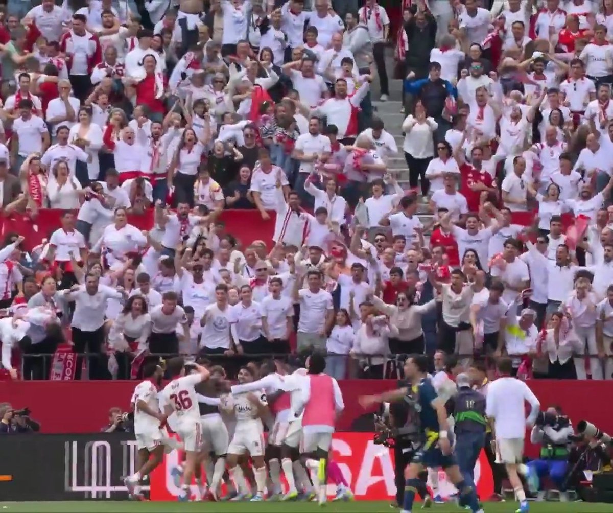 todosevillasfc's tweet photo. ⚪️ He cantado goles en cuartos, semis y finales europeas ante equipos de renombre. De Copa también. Remontadas históricas. Partidos históricos. Pero el de ayer de Akor Adams fue diferente.

El Ramón Sánchez-Pizjuán lo cantó como pocos. Un alivio. https://t.co/SxEY0dC9jH