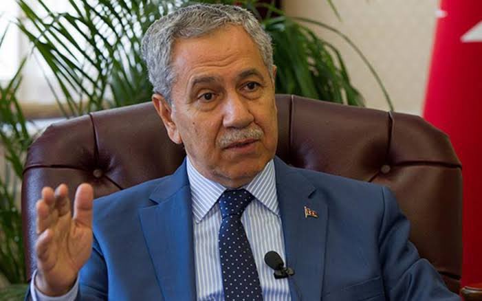 aykiri's tweet photo. TBMM eski Başkanı ve AK Parti’nin kurucularından Bülent Arınç’tan, ABD’nin Ankara Büyükelçisi Barrack’ın ‘Monarşi’ açıklaması ve ekonomiyle ilgili eleştiriler:

- Barrack, 'Artık şefkatli monarşiye ihtiyacımız var' dedi. Yani cumhuriyet dönemlerinin gelmiş geçmiş olduğunu söyledi. Kendisinin, yani Trump'la ne kadar benzeştiğini, ne kadar birbirlerine çok benzediklerini görebiliyoruz; konuşmaları itibarıyla, hal ve tavırları…

- Suriye'de söyledikleri farklı, Türkiye'de söyledikleri farklı. Ama bir büyükelçi bunu rahatlıkla konuşabiliyorsa ve 'persona non grata' (istenmeyen kişi) ilan edilmemişse şu ana kadar, bu Amerika'nın Türkiye üzerindeki gücüdür. Trump'ın Türkiye üzerindeki gücüdür.

- Yani bu konuşmaları veya benzerlerini Mozambik büyükelçisi yapsaydı -ki yapamazdı- herhalde deport edilip ülkesine gönderilebilirdi.

Ekonomi ile ilgili açıklamalar

- Barışı istiyorsak bu piramidi iyi kurmamız lazım. Bu piramitte 20 bin lira aylıkla geçinmeye çalışan insanların feryatlarını duymak, onlar için iyi şeyler yapmak lazım. 

- Ama Mehmet Şimşek ne yapsın? 'Ben 4 lira topluyorum, 3'ünü faize veriyorum' diyor. Geriye kalan 1 lirayı da 60 milyona bölmek zorunda. Bunu tersine çevirmek ancak ahlaki bir gelişmeyle olur. 

- Demirel, 'Enflasyon en büyük ahlaksızlıktır' demişti. Enflasyon varsa satarken hile yapar, alırken hile yapar, kazanırken haksız kazanca yönelir, faize yönelir. 

- Şimdi Türkiye'yi bir faiz cenneti olarak düşünün. Yatırım yapar mı adam yüzde 50'nin üzerindeki faizi alırken? Dövizi baskılayacaksın, faiz yüksekte kalacak... 

- Böyle bir ülkede sıcak para gelip gidecek. Kazanan bankerler olacak. Ama bu noktaya geldik. Bu noktadan çıkışı yine hukukla, yine ahlakla, yine siyasetle yapacağız.