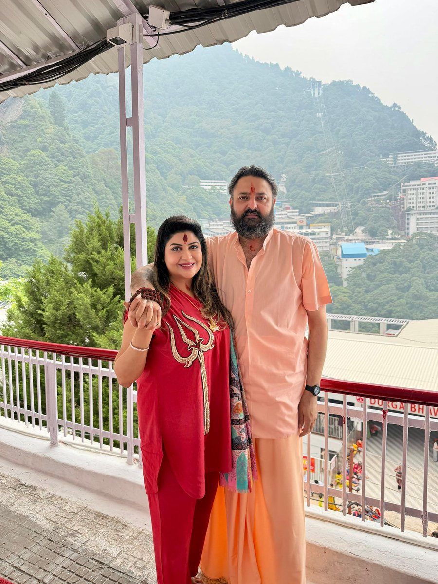 mohitkamboj_'s tweet photo. सर्व मंगल मांगल्ये शिवे सर्वार्थ साधिके।शरण्ये त्र्यम्बके गौरी नारायणि नमोऽस्तुते॥

#VaishnoDevi 
#MohitKamboj https://t.co/gSJeNelUv1