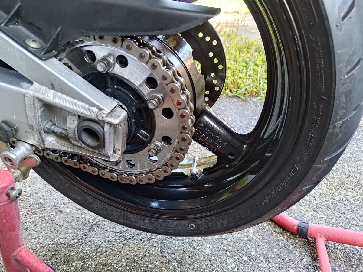 VTR250w's tweet photo. ピッカピカ〜🤩
しばらく乗りたくないと思ってたけどキレイキレイしたら乗りたくなってきたな🤤 https://t.co/9FA8aUwVyO
