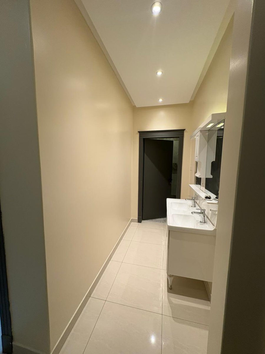 Rana_89_s's tweet photo. 🏡 شقة دورين للبيع بحي السعادة – الرياض  
📍 مساحة 229 م² | درج داخلي 

✨مكونات الدور الأول:
🛋️ مجلس رجال  
🚻 دورة مياه رجال  
🛋️ صالة كبيرة  
🚺 دورة مياه نساء  
🍽️ مطبخ  راكب

✨ الدور الثاني:
🛏️ غرفة نوم ماستر كبيرة مع دورة مياه خاصة  
🛏️🛏️ غرفتين نوم  
🚿 دورة مياه

يتبع 👇🏻 https://t.co/nABUg7liCp