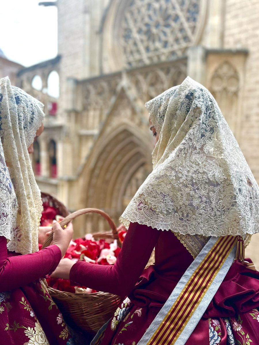 Salve, Reina del cel i la terra;
Salve, Verge dels Desamparats;
Salve, sempre adorada Patrona;
Salve, Mare del bons valenciáns.