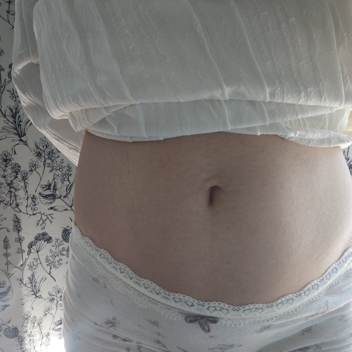shiyudim's tweet photo. 班上有个女生很奇怪
明明很瘦肚子却又圆又鼓
还经常发出奇怪的呻吟声
走路姿势优雅 或者说小心翼翼？
上课时却时常能看见她抖腿
有次课间不小心撞到她
她却红了脸 捂着肚子夹着腿
也不知道哪里不舒服
——
学校的厕所总是很脏 
所以我喜欢回家再上
却意外发现憋尿好舒服
肚子酸酸麻麻的 下面也总是湿湿的
所以我故意喝水让肚子变得鼓鼓的
带着一肚子尿的感觉好满足
但最近总觉得有人在看我
怕被发现都不敢按压小腹了
有次课间被一个男生撞到时
一个不注意居然漏尿了 
唔好羞耻他应该没发现什么吧
#憋尿 #剧情 #性幻想