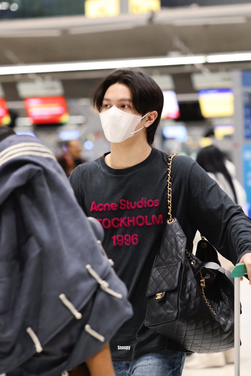MAC & Chanel まとめ売り William wearing a chanel 25 at the airport 🤍 Cr. @.Snnoppppy