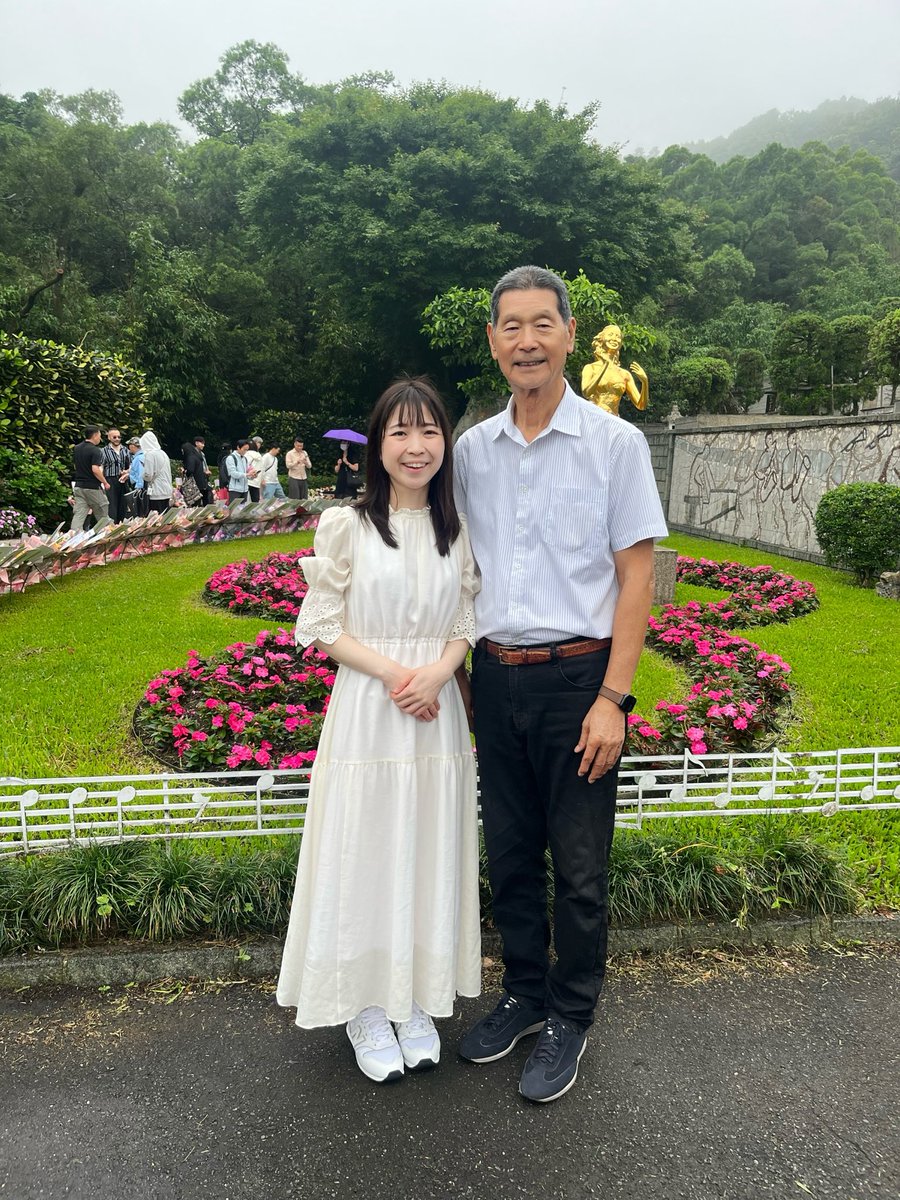 cotori_megumi's tweet photo. 【テレサ・テンさんのお兄様と🕊️】
今回、テレサ・テンさんのお墓参りに伺わせていただきました🙏
静かな空気の中で、時代や国を越えて愛され続ける“歌の力”を改めて感じました。
初めての台湾でのとても温かいご縁に、
心より感謝いたします。
#テレサテン
#TeresaTeng
#鄧麗君
#台湾 https://t.co/n3WTgar2r3