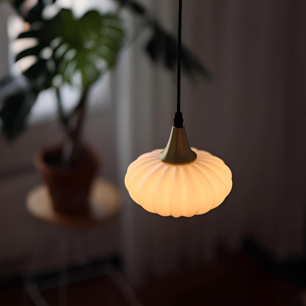 ShineLifeLight's tweet photo. Whether you love the soft "pumpkin"🎃 ribbing or the sleek lantern profile, these milky glass beauties bring a warm, ambient vibe to any room. 💡🏠

https://t.co/yCm9K3xq4W

#InteriorDesign #HomeDecor #PendantLighting  #LightingDesign https://t.co/zTwKzgBUcm