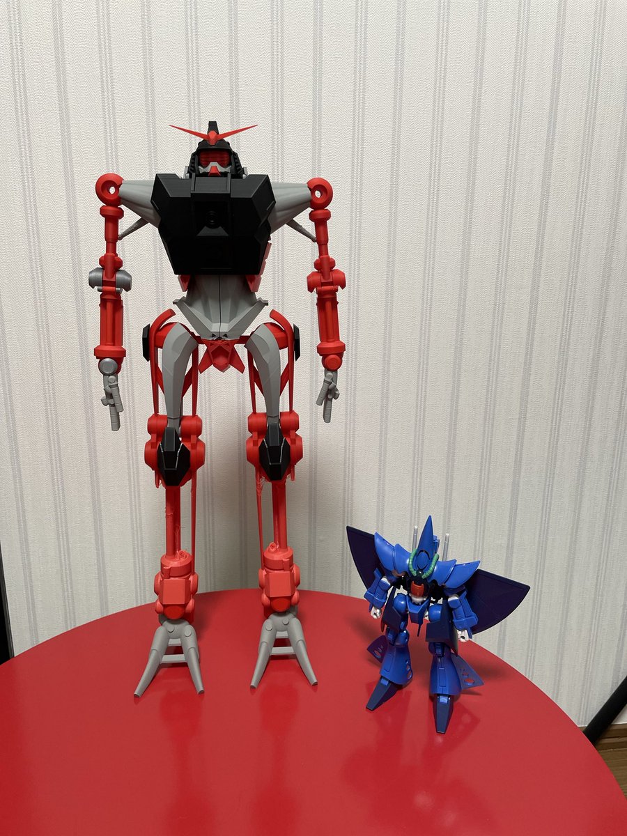 Unagi012311's tweet photo. やっぱり寸法間違えたかと思うくらいデカいけど、設定画的にちょっとデカいくらいで大して変わんないのヤバい。同じくミノフスキークラフト搭載機のペネと比較してこれ。技術の進化ってすごいのね。
#サイコガンダム
#Gquuuuuux https://t.co/4YOBzjAeCW