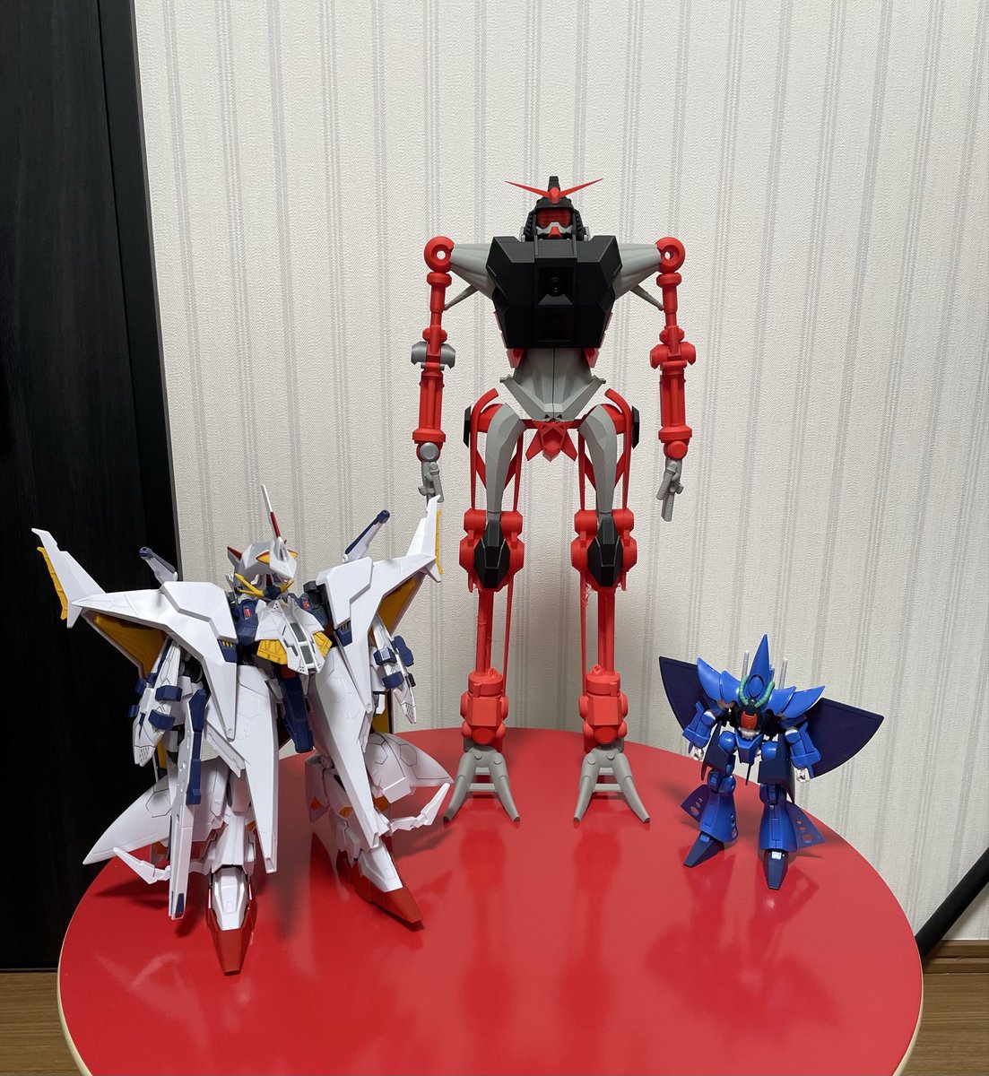 Unagi012311's tweet photo. やっぱり寸法間違えたかと思うくらいデカいけど、設定画的にちょっとデカいくらいで大して変わんないのヤバい。同じくミノフスキークラフト搭載機のペネと比較してこれ。技術の進化ってすごいのね。
#サイコガンダム
#Gquuuuuux https://t.co/4YOBzjAeCW