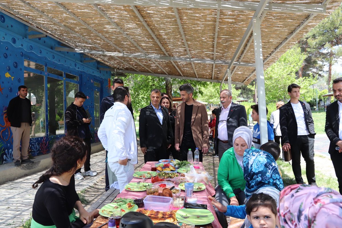 chpermenek's tweet photo. Etmemek’te çarşıda, pazarda, tarlada, parkta, sokakta…
Vatandaşımızın olduğu her yerdeyiz.
#Sahadayız #Ermenek #Güneyyurt https://t.co/QF9YPc8ylQ