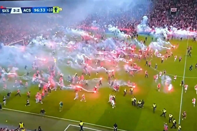 Transfery_'s tweet photo. ‼️ 🇨🇿 Slavia Praga była 3 minuty od zdobycia MISTRZOSTWA CZECH, ale... kibice nie wytrzymali i wbiegli na murawę!

Fani Slavii zaczęli świętowanie na boisku + niestety ZAATAKOWALI kibiców przeciwnej Sparty Praga i https://t.co/Ibw24KE1Mu. ich bramkarza!

W KONSEKWENCJI MECZ ZOSTAŁ PRZERWANY.