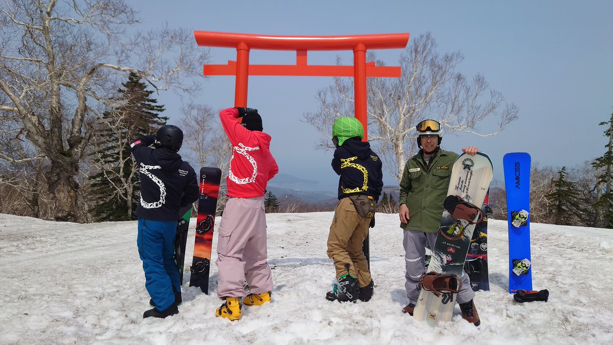 TKTKTKY's tweet photo. 本日の黒岳でシーズンアウトです。ボードばかりでスキーは一度も履いてないシーズンとなりました。
色々な方との出会い、親交を深めたりと楽しいシーズンとなりました！また来シーズン👍 https://t.co/xsOhDv7W1H