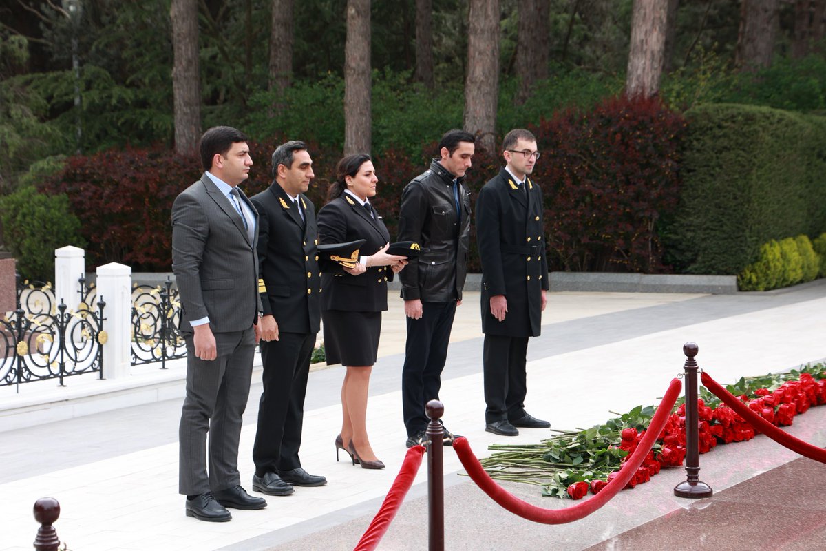 MaritimeAz's tweet photo. Dövlət Dəniz və Liman Agentliyinin kollektivi Fəxri Xiyabanda Ulu Öndər 
Heydər Əliyevin anadan olmasının 103-cü ildönümü münasibətilə abidəsini ziyarət edib.

Ətraflı: https://t.co/rBAV1XNlqH

#DDLA https://t.co/vJqtDpuihU