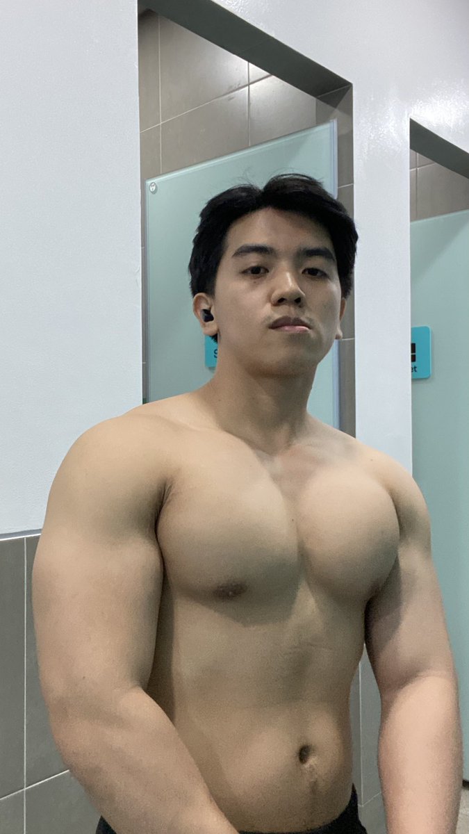 Rahasia bentuk badan cepat di gym?
Bukan suplemen mahal.
Bukan latihan 2x sehari.
Ini 1 prinsip yang 90% orang skip. 

Me in 2023                      Me in 2026
