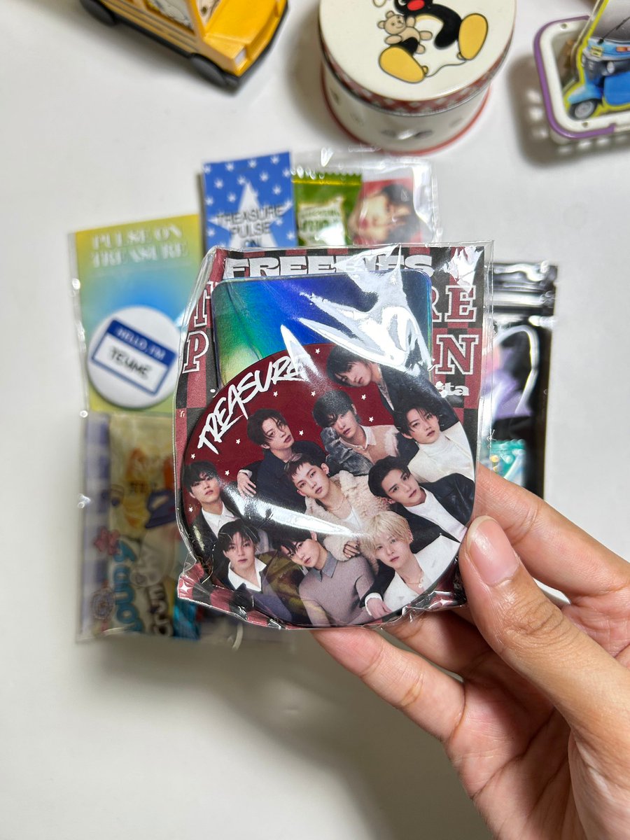 flomiesco's tweet photo. Kumpulan freebies dari konser treasure kemarin, thank youuu teumee udah bagi-bagi 💜🍀 (sorry baru upload huhu) 

#PULSE_ON_IN_JAKARTA #TREASURE #TREASUREINJKT https://t.co/9RCSKuosLt