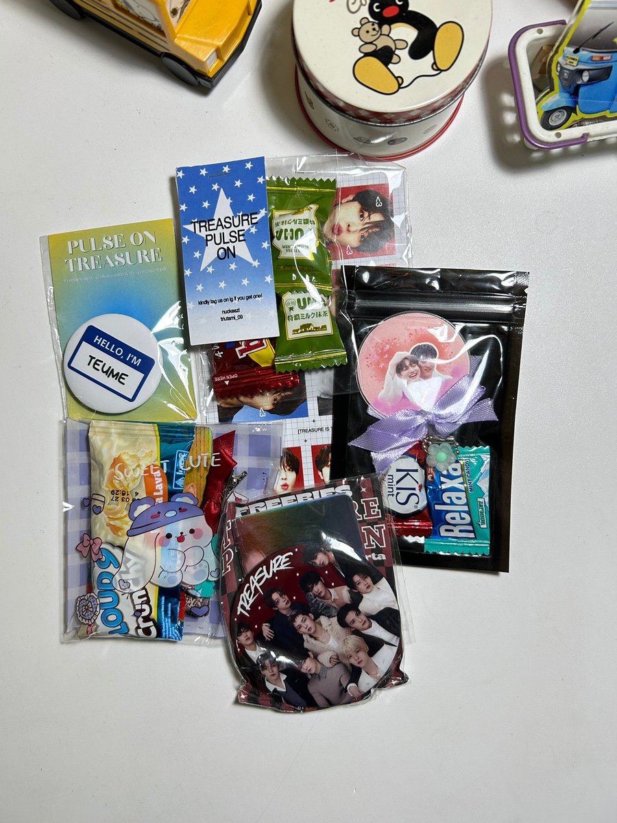 flomiesco's tweet photo. Kumpulan freebies dari konser treasure kemarin, thank youuu teumee udah bagi-bagi 💜🍀 (sorry baru upload huhu) 

#PULSE_ON_IN_JAKARTA #TREASURE #TREASUREINJKT https://t.co/9RCSKuosLt