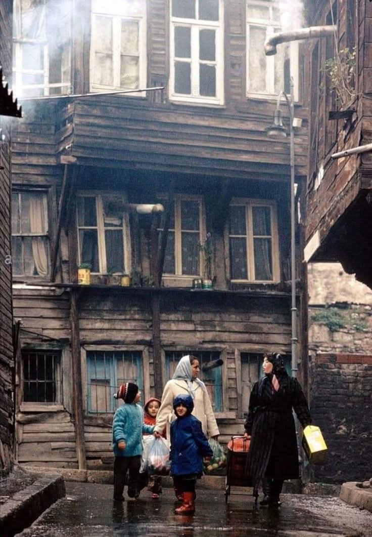umuttgunerr's tweet photo. Süleymaniye, İstanbul 1985 https://t.co/zaW8Yi9cjL