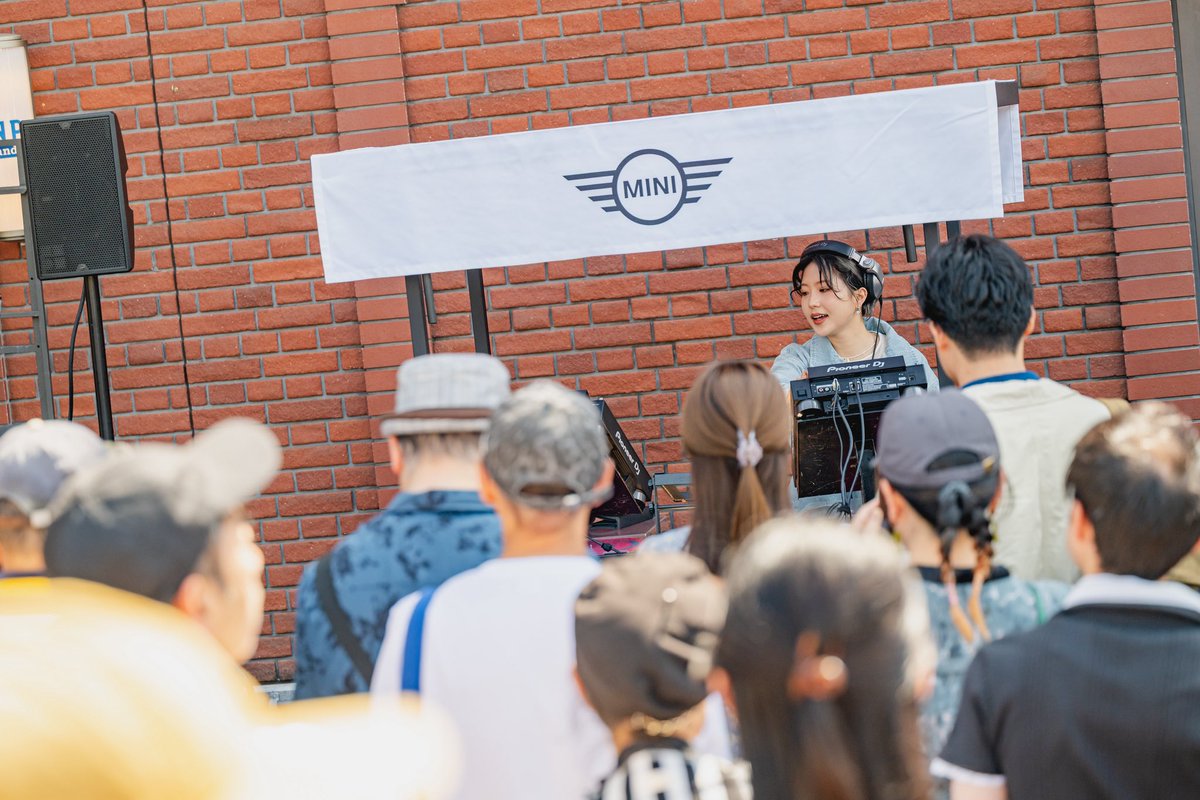EbisuJazzGarden's tweet photo. ◤MINI SOUND HUB◢
YonYon
ソウル生まれ東京育ちのクリエイター、 歌うDJとして幅広い世代に親しまれるYonYonが、昼下がりの時計広場でプレイ🎧🎶
エッジの利いたサウンドで、広場を踊らせました🕺
@yonyonsan_j
#JazzGarden #yebisugardenplace #ebisu #恵比寿 https://t.co/U0Fdvvtwbg