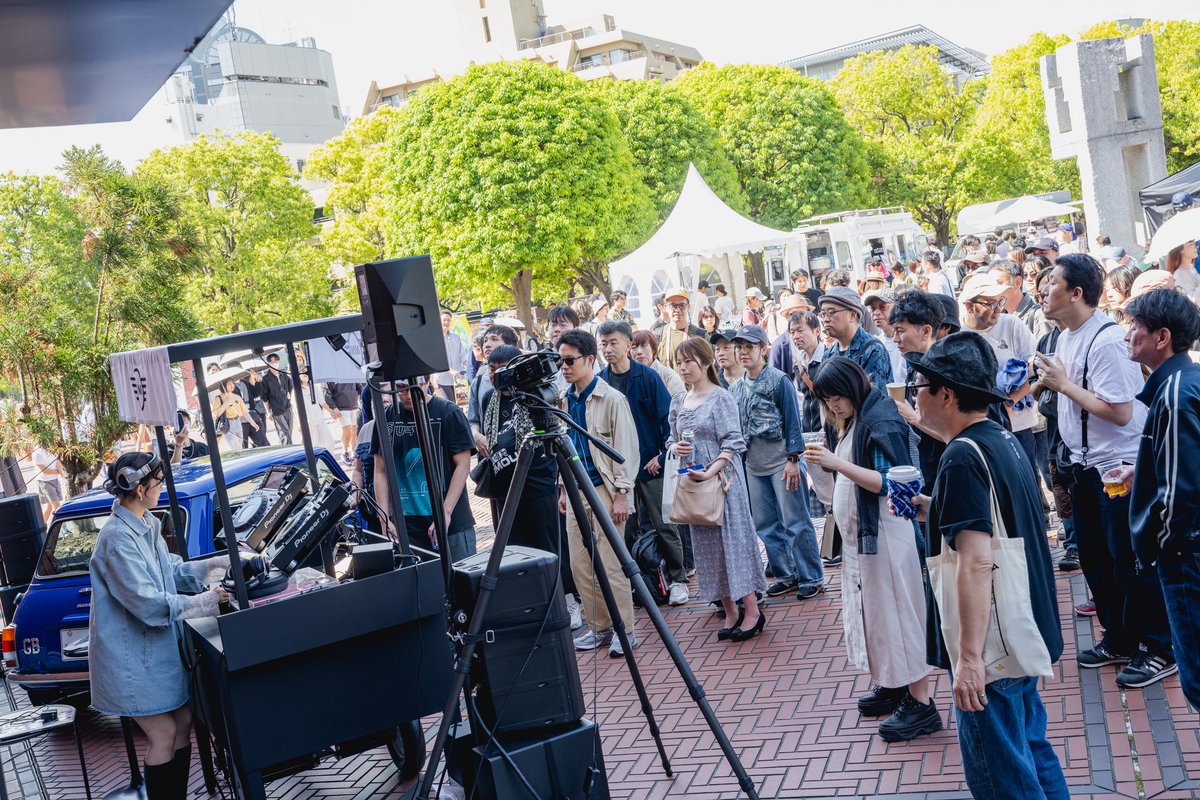 EbisuJazzGarden's tweet photo. ◤MINI SOUND HUB◢
YonYon
ソウル生まれ東京育ちのクリエイター、 歌うDJとして幅広い世代に親しまれるYonYonが、昼下がりの時計広場でプレイ🎧🎶
エッジの利いたサウンドで、広場を踊らせました🕺
@yonyonsan_j
#JazzGarden #yebisugardenplace #ebisu #恵比寿 https://t.co/U0Fdvvtwbg