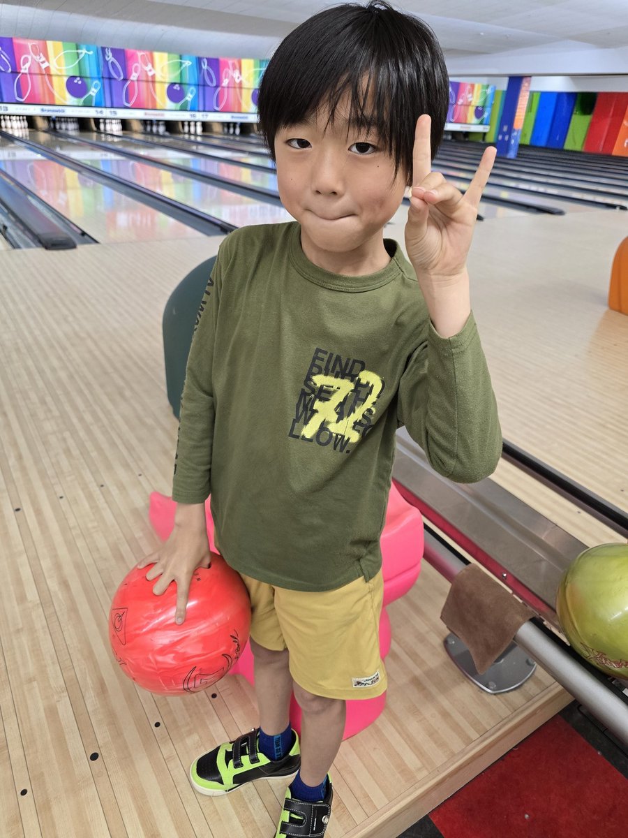 aHpVzpIfjA17915's tweet photo. 今日はみんなでボーリング行ってきたよ🎳初めてだったから、ガーターならないようにしてもらった(笑)難しかったけど楽しかったぁ😆
#BloomStep #うみ💚 #そら #ゆめ #ボーリング #初めて https://t.co/ldhplGoRKe