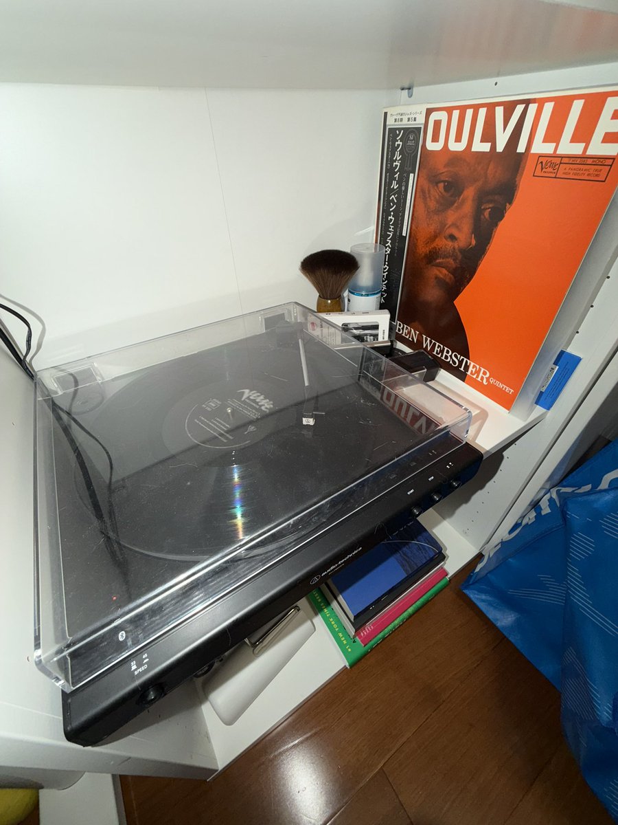 ZigaoW's tweet photo. one side of vinyl = one pomodoro 🎷
20 minutes, then you have to get up and flip it. way better than a phone timer you can just swipe away.
currently on Ben Webster's Soulville. perfect study jazz.
https://t.co/9Z4lB8fEkW https://t.co/KFpLbBQlQ4