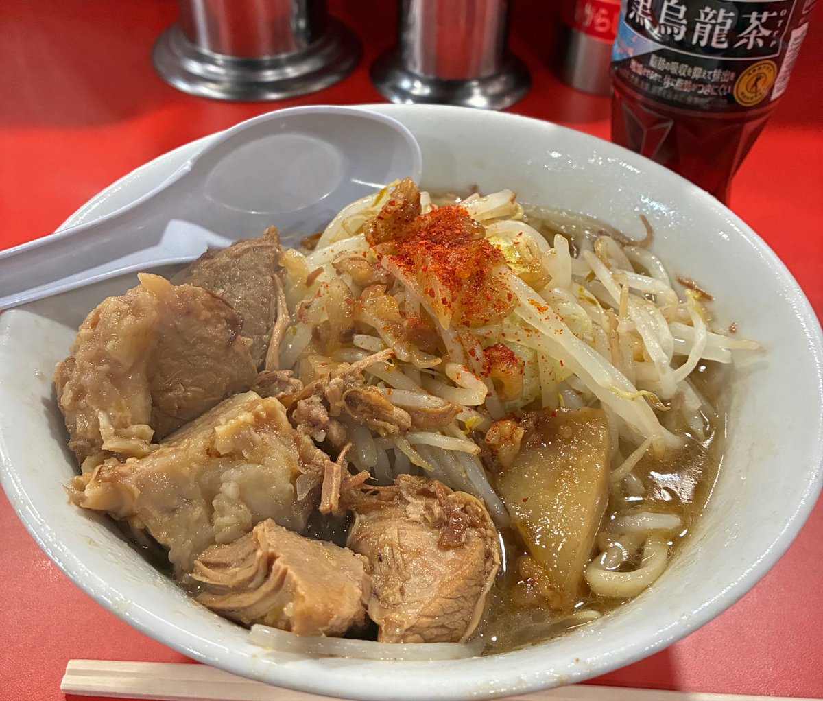rahmen_ruby's tweet photo. 58 池田屋円町店
行きつけのお店、個人的な話昼に映画観てきてポップコーンそれなりの量食べたので今日はミニサイズで🍜
少な目の量でもIKDYの旨味が凝縮されてて良きですね、たまにはこういうのもあり👍 https://t.co/6UccrglUCe