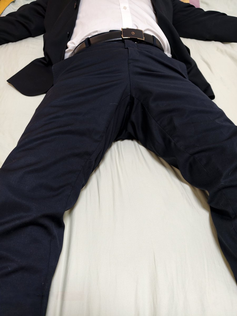 Yu_qingyu's tweet photo. 已躺好，说实话想去试试户外
#正装 #西服 #直男 https://t.co/NSSfS21u9A